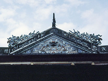 左廡の屋根の装飾
