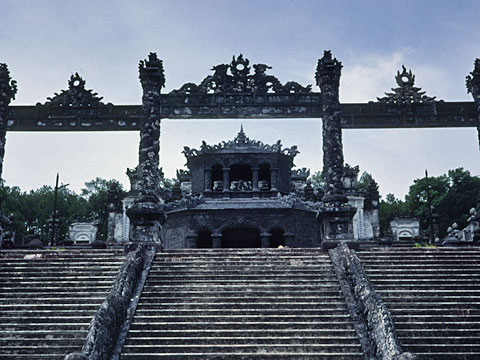 拝庭から見上げた碑亭