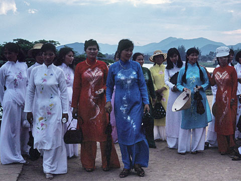 アオザイの女性たち