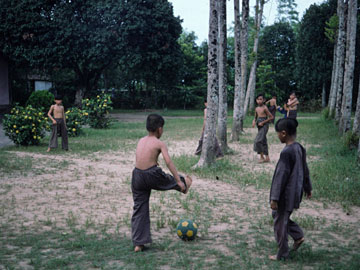 サッカーで遊ぶ子どもたち