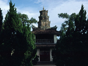 ティエンムー寺の門と塔