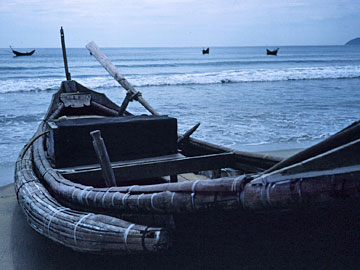 浜辺の小舟