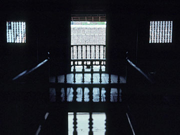 2階フロアからバルコニーを見る