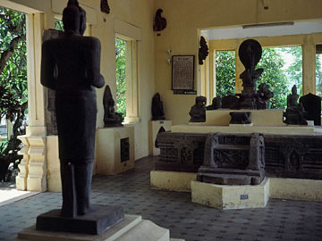 シヴァ神などの彫刻