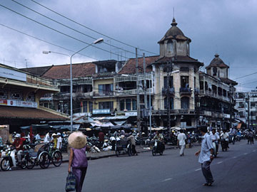 市場の隣の古い建物