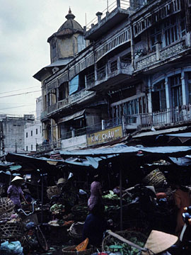 建物の足元の市場