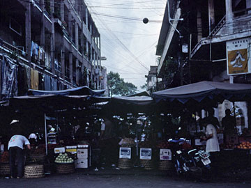 テントの果物屋