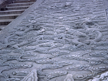 階段の龍の彫り物