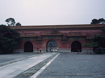 皇極殿への門をくぐり南を見る