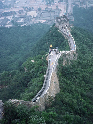 うねる長城の壁