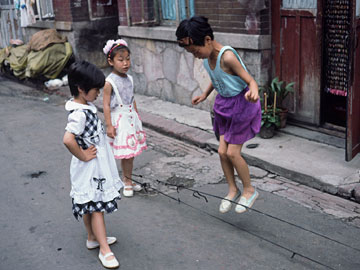 ゴム跳びする子どもたち