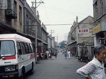 低層アパートが並ぶ