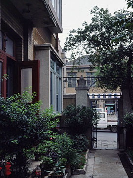 戸建住宅の門と玄関