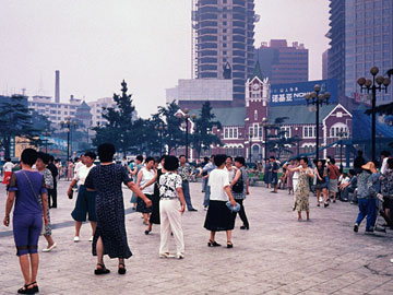 広場でダンスの始まり