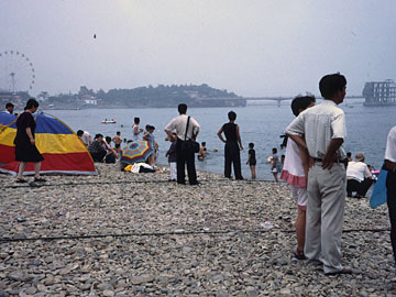 丸い砂利の浜辺