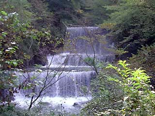 塩水川と本谷川の合流点の滝