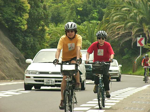 坂を上るサイダーとサリーナ