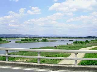 阿武隈川と遠方の山並み