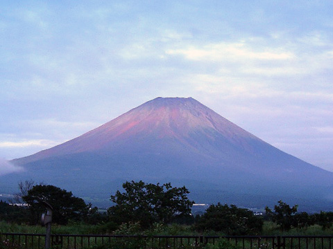 朝霧高原の赤富士