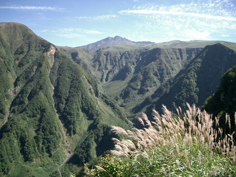 奈曽渓谷と鳥海山山頂
