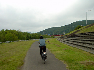 豊平川のサイクリングロードを行く