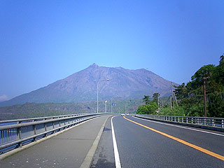 溶岩道路から桜島を見る