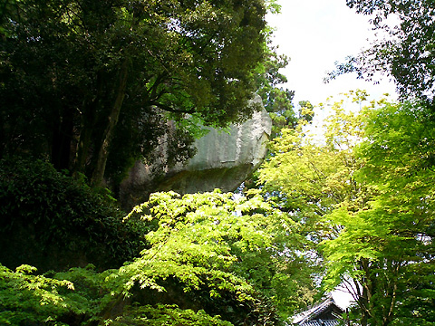 落っこちてきそうな岩