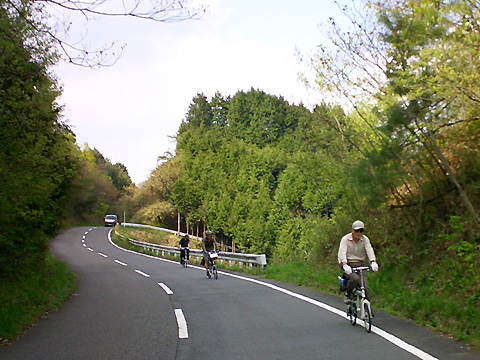 布目湖の南の橋へ向かう
