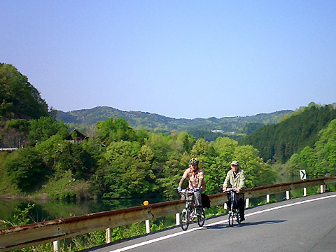 のんびり湖岸を行く