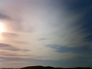 カルスト台地を覆う筋雲