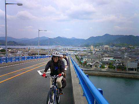 青海島大橋を渡る