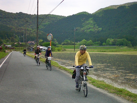 田んぼの中を行く
