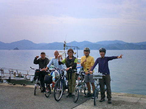 宿の前で出発の儀式