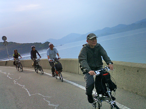 仙崎港へ向かう面々