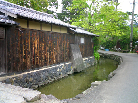 旧湯川家屋敷の引き込み口