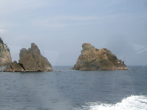 小島で釣りをする人々