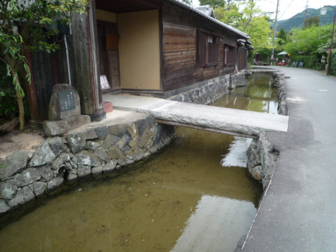 藍場川と旧湯川家屋敷