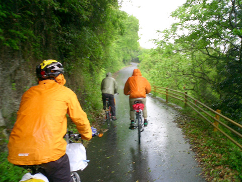 雨の中坂を上る