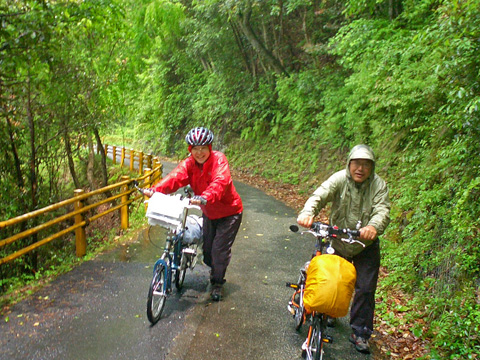 雨の中激坂を押し上る