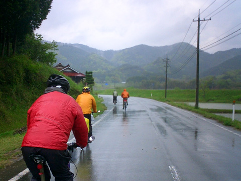 生雲川沿いの道