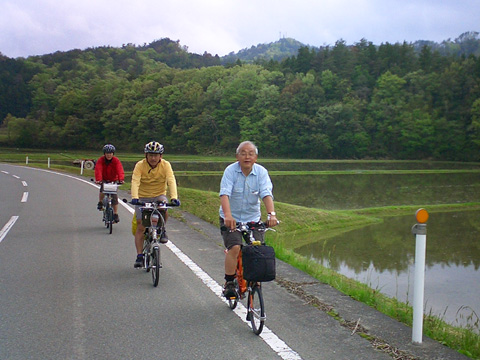 田んぼの間を快走