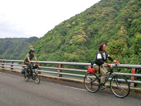 北の阿武川沿い