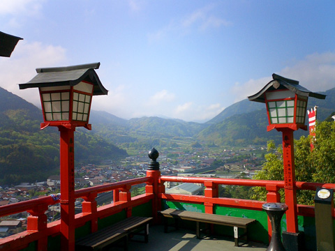 境内から津和野の街を見る