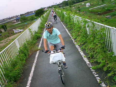 サイクリングロードを行く