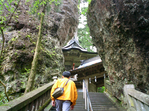 矢立杉から石段を上る