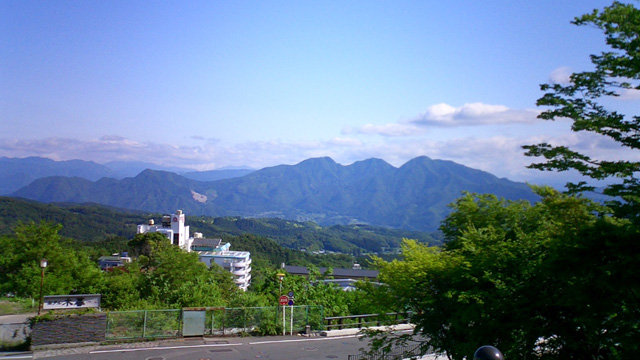 伊香保温泉から赤城山を望む