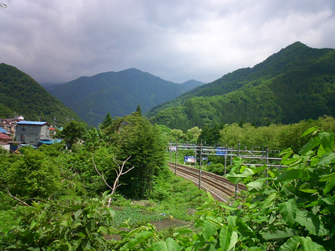 山に囲まれた水上