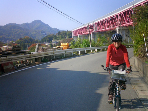 中央自動車道と山並