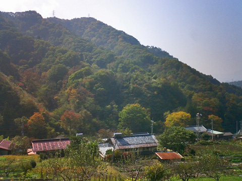 下の集落と山