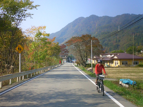 県道35号を行く